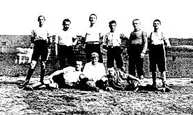 1903: Die Spieler der ersten Stunde - Hans Ruff, Peter, Barthel, Erhard Ruff, Kleininger, Stöhr (hinten v. l.) und Kleininger, Weigmann, Leber (unten v. l.)