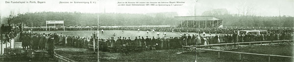 Tryptychon: Wie ein Tafelbild zeigt die alte Postkarte den 2:1-Sieg der SpVgg über die Bayern im Jahr 1911