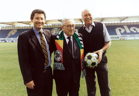 Hoher Besuch: Henry Kissinger, hier mit Ronhof-Besitzer Horst Brandstätter und Präsident Helmut Hack, war begeistert vom neuen Stadion seiner SpVgg