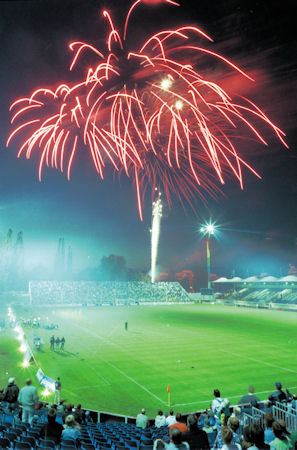 Feuerwerk zur Einweihung von Flutlicht und Südtribüne beim Spiel gegen den 1. FC Köln (20.8.99)