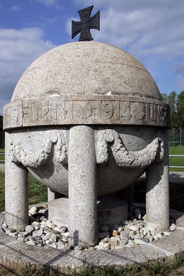 Das Kriegerdenkmal in Form eines Fußballs